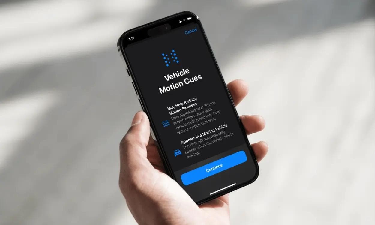Cítiš ťažkosti pri pozeraní do mobilu v aute? Táto funkcia ti môže pomôcť!
